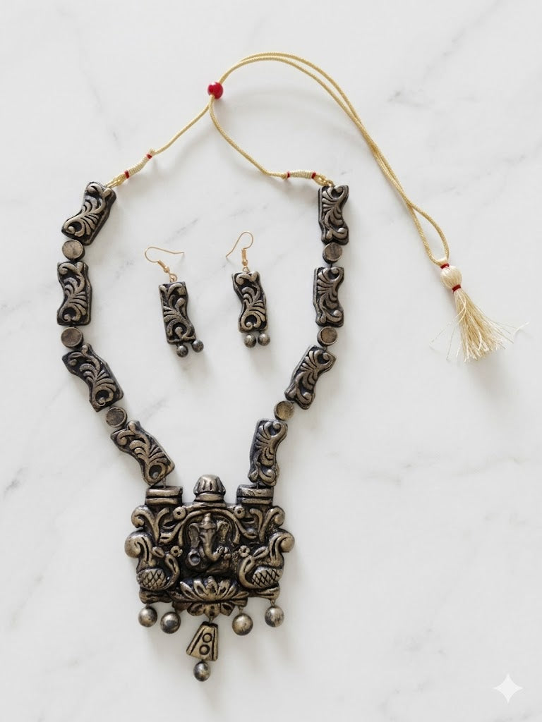 Vighnahara Antique Necklace Set