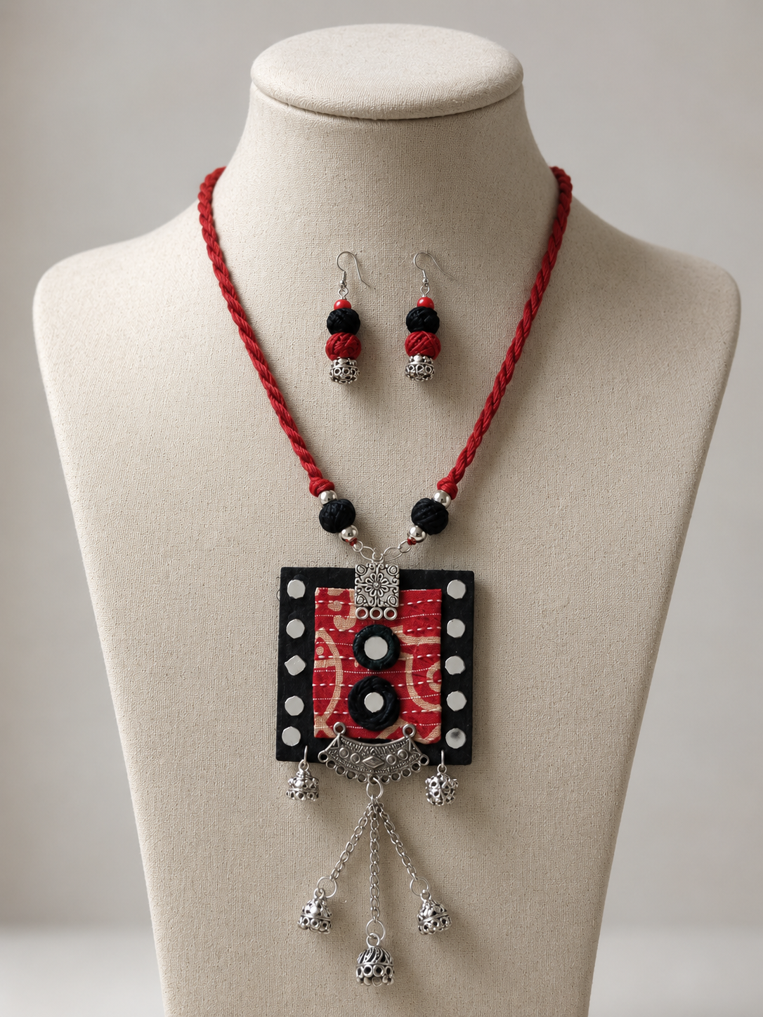 Varnika Pendant Set