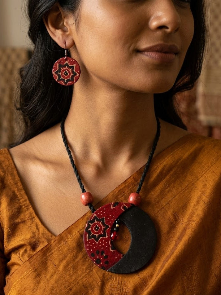 Raktika Eclipse Pendant Set
