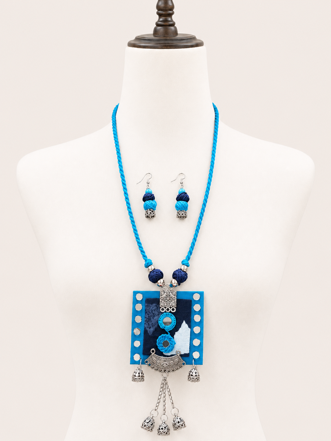 Varnika Pendant Set