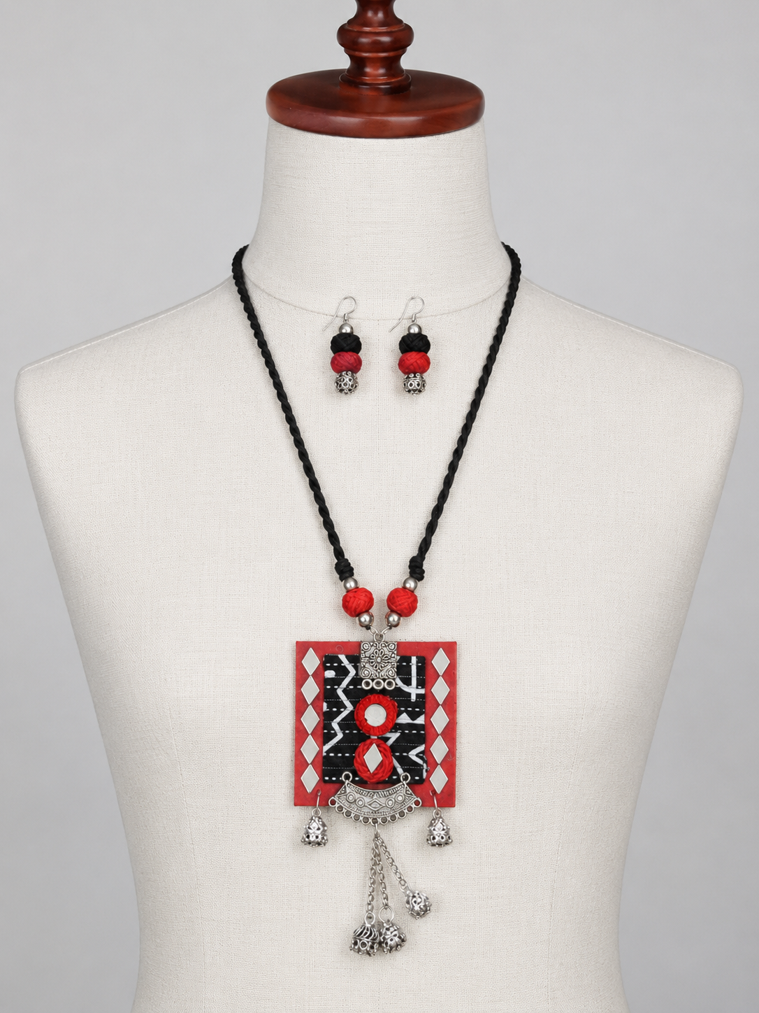 Varnika Pendant Set