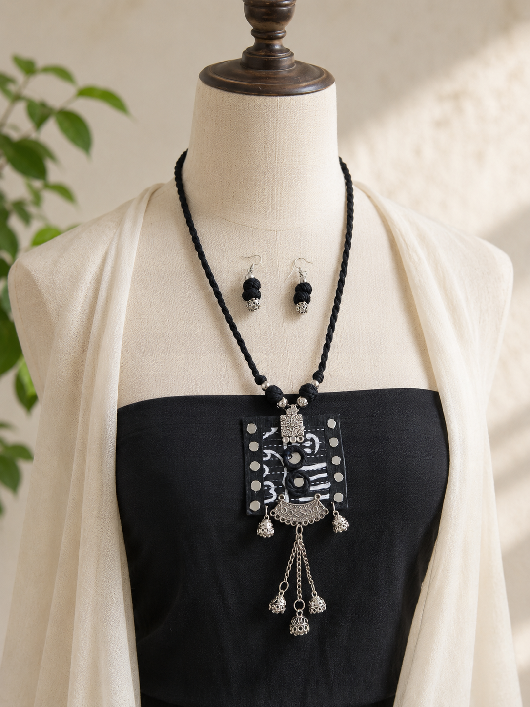 Varnika Pendant Set