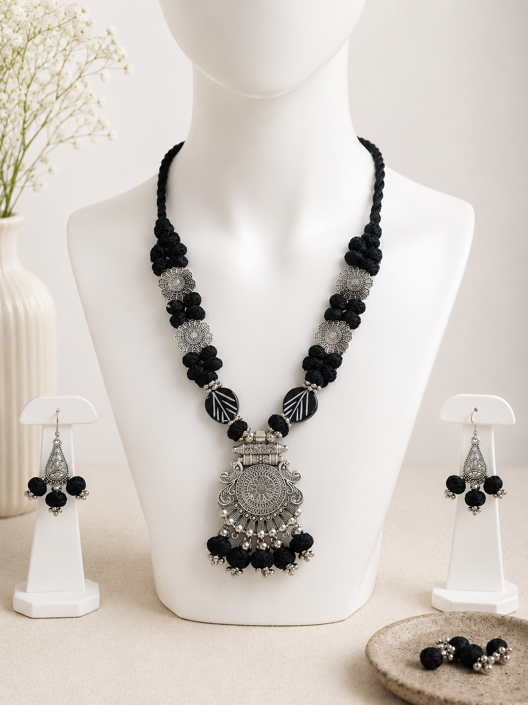 Aarvika Pendant Necklace Set