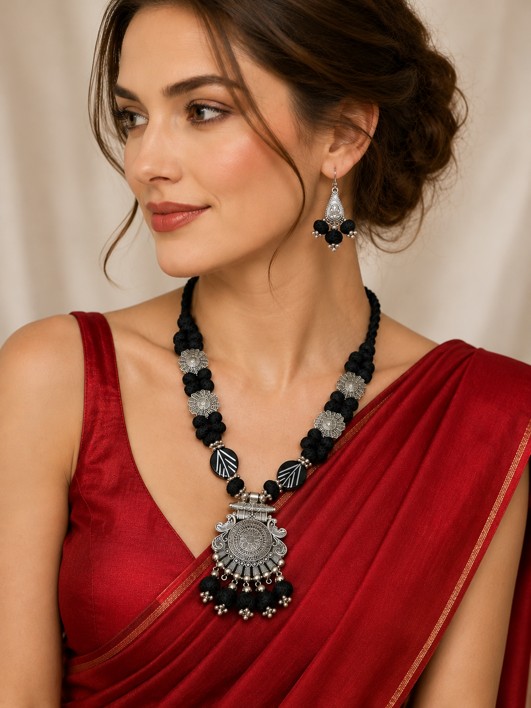 Aarvika Pendant Necklace Set