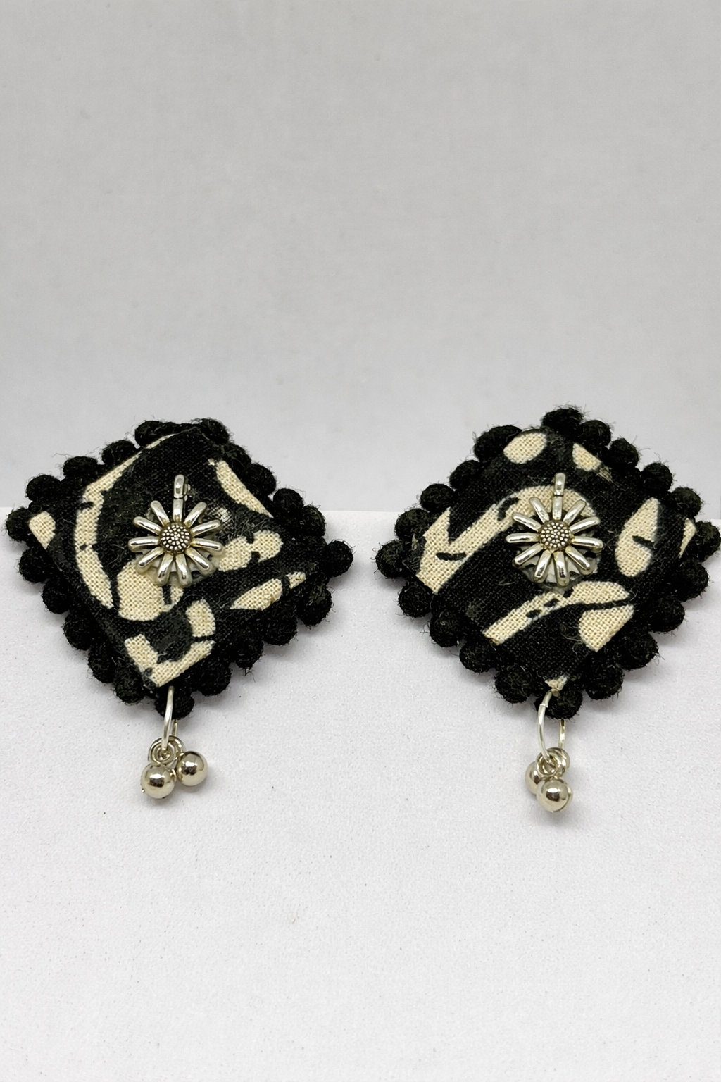 🎁 Ajrak Diamond Earrings (100% off)